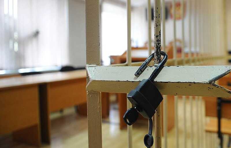Суд отправил в СИЗО московскую акушерку после смерти ребенка на домашних родах у блогера