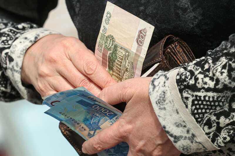В Хакасии аферисты пять раз обманом забрали деньги у пожилой женщины
